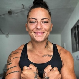 Kirstie Bavington vs. Naomi Mannes, Bavington vs. Mannes | Boxing Bout ...